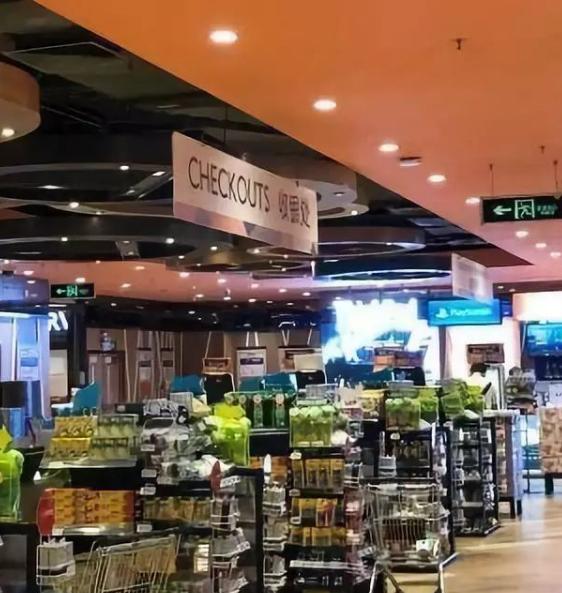 来儿子家养老,大妈想掌管小两口工资,儿子忍无可忍把她送回老家