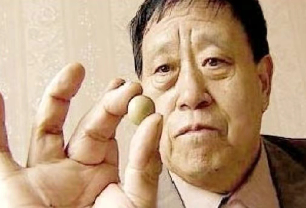 军人救老人赠小泥球价值2亿,38年前内蒙小伙救人获赠小泥球