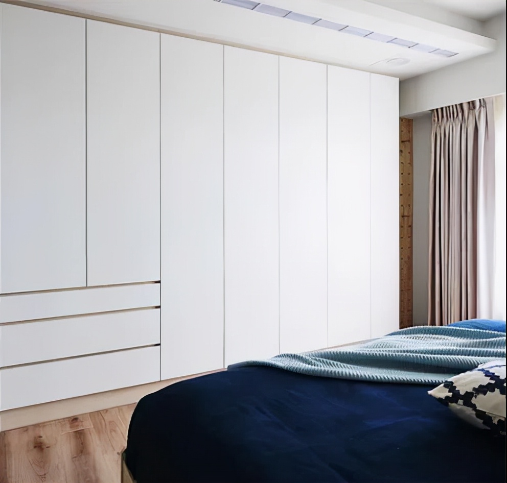 房间玻璃隔断最简单最实惠的方法,巧用玻璃做隔断让家放大一倍