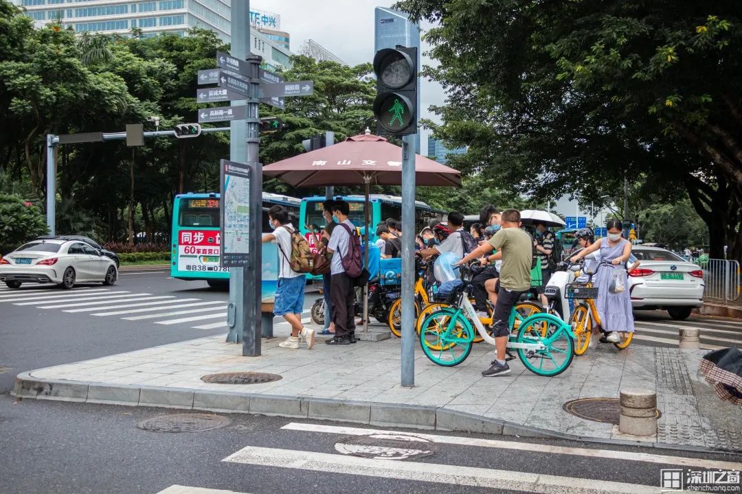 深圳人花式加班：酒吧里做方案、旅行时码PPT、除夕夜写报告……