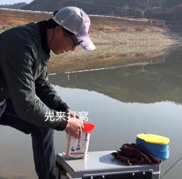 邓刚讲菜籽饼打窝,邓刚打菜籽饼原视频