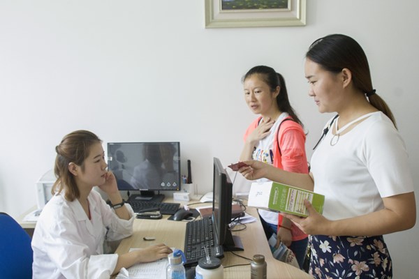 女性突然长好多痘痘是什么原因,女性一直长痘痘是什么原因