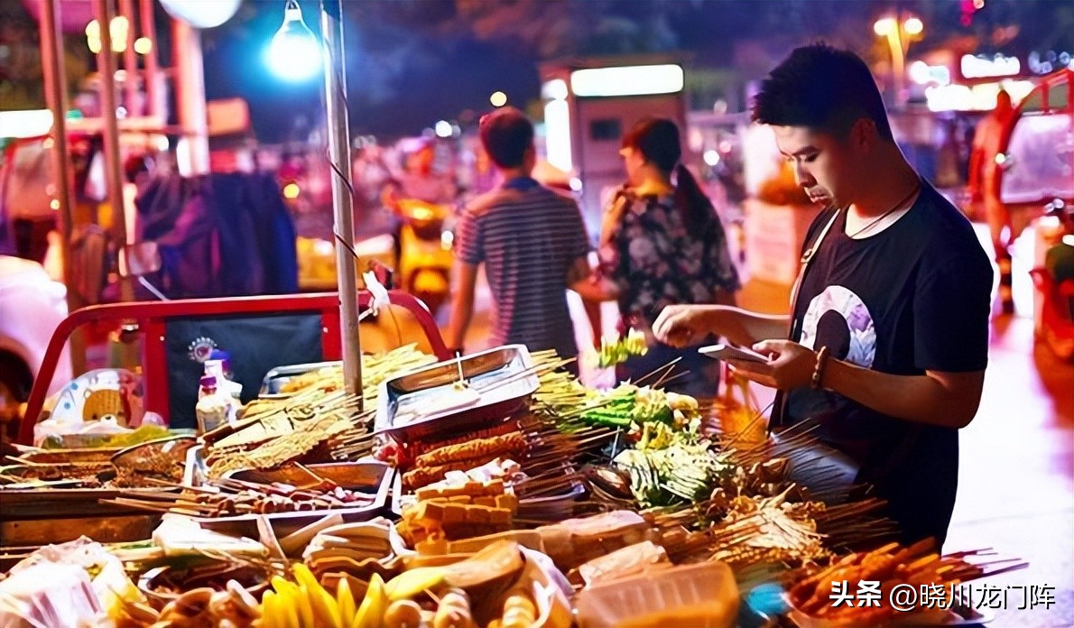 夫妻无父无母开大排档意外生意红火一天一位老人抱来一样东西