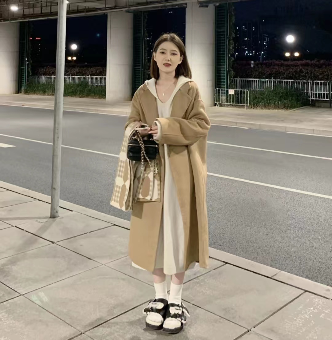 驼色大衣打底配什么颜色显高级,怎样选驼色大衣高级