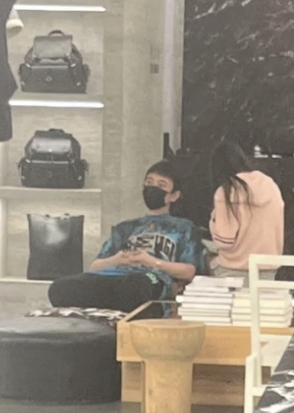 王思聪无缝衔接又换新欢？奢牌店狂买礼物讨欢心，女方撞脸孙一宁