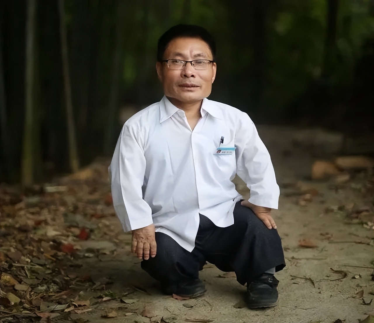 他3岁患病，身高不足1米回乡当村医，30年把自己活成了“巨人”！