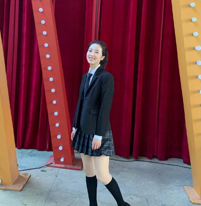 周雨彤彻底打破原有桎梏,穿白色*袜丝**搭配学生装摆脱淑女形象!