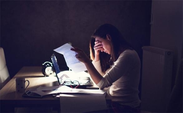 女子创业失败，身无分文的她居住在桥底，不惧严寒，不忘学习