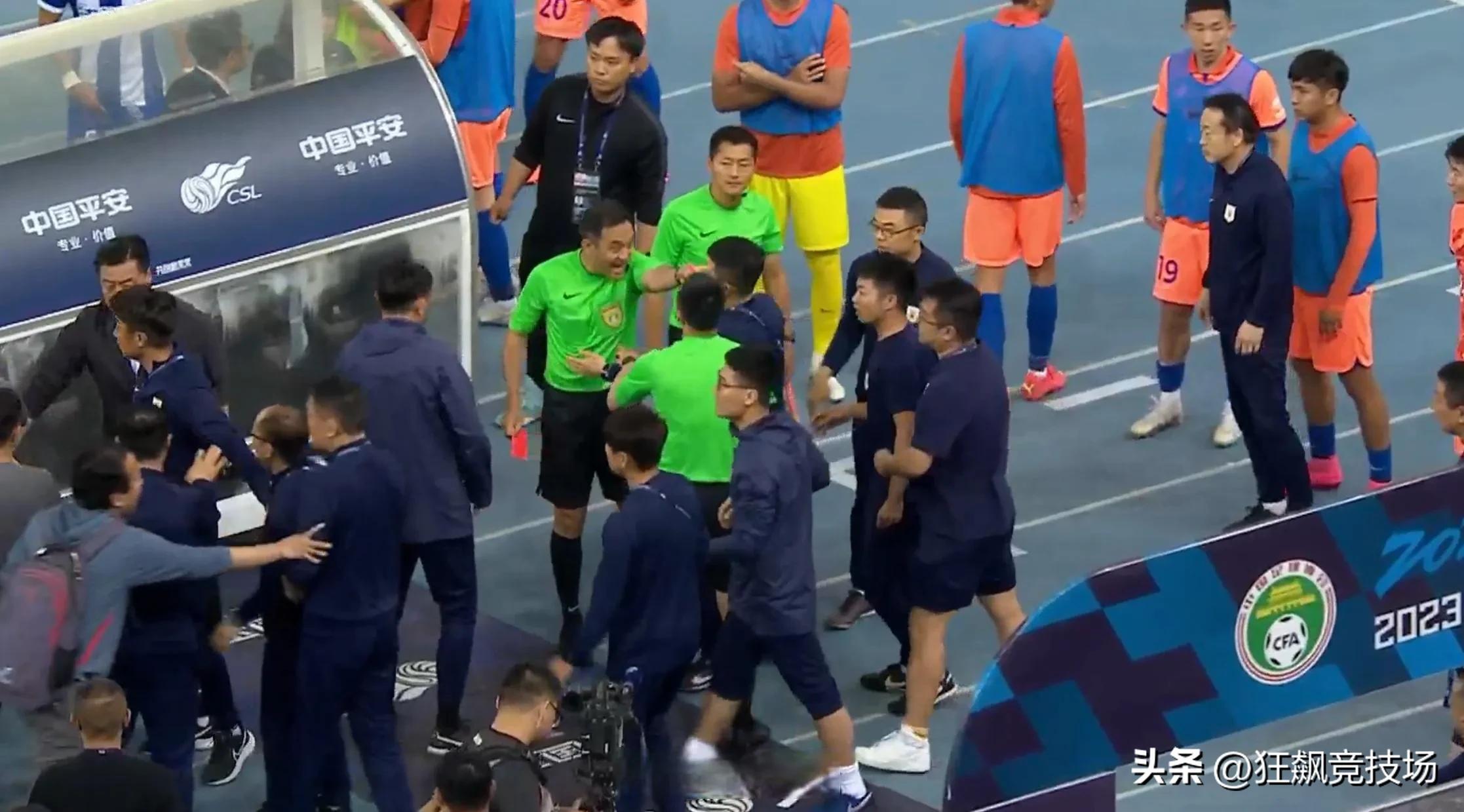 疯狂进球大战，两败俱伤均染红，裁判系导火索，手拿红牌追至场外