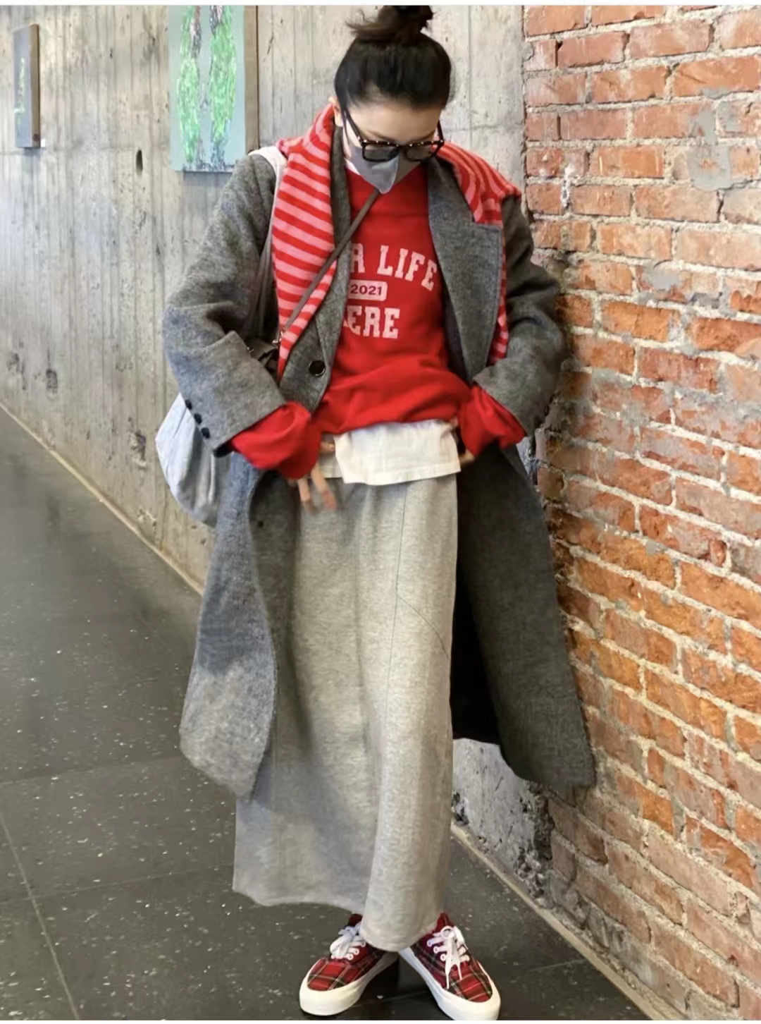 法式蝴蝶结上衣红色,红色搭配深杏色好看吗