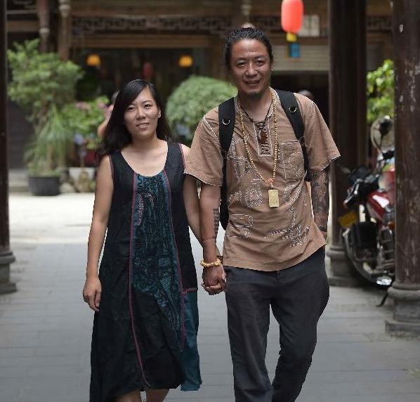 郑州女老师裸辞看世界，开民宿结婚生女，8年后被6岁女儿上了一课