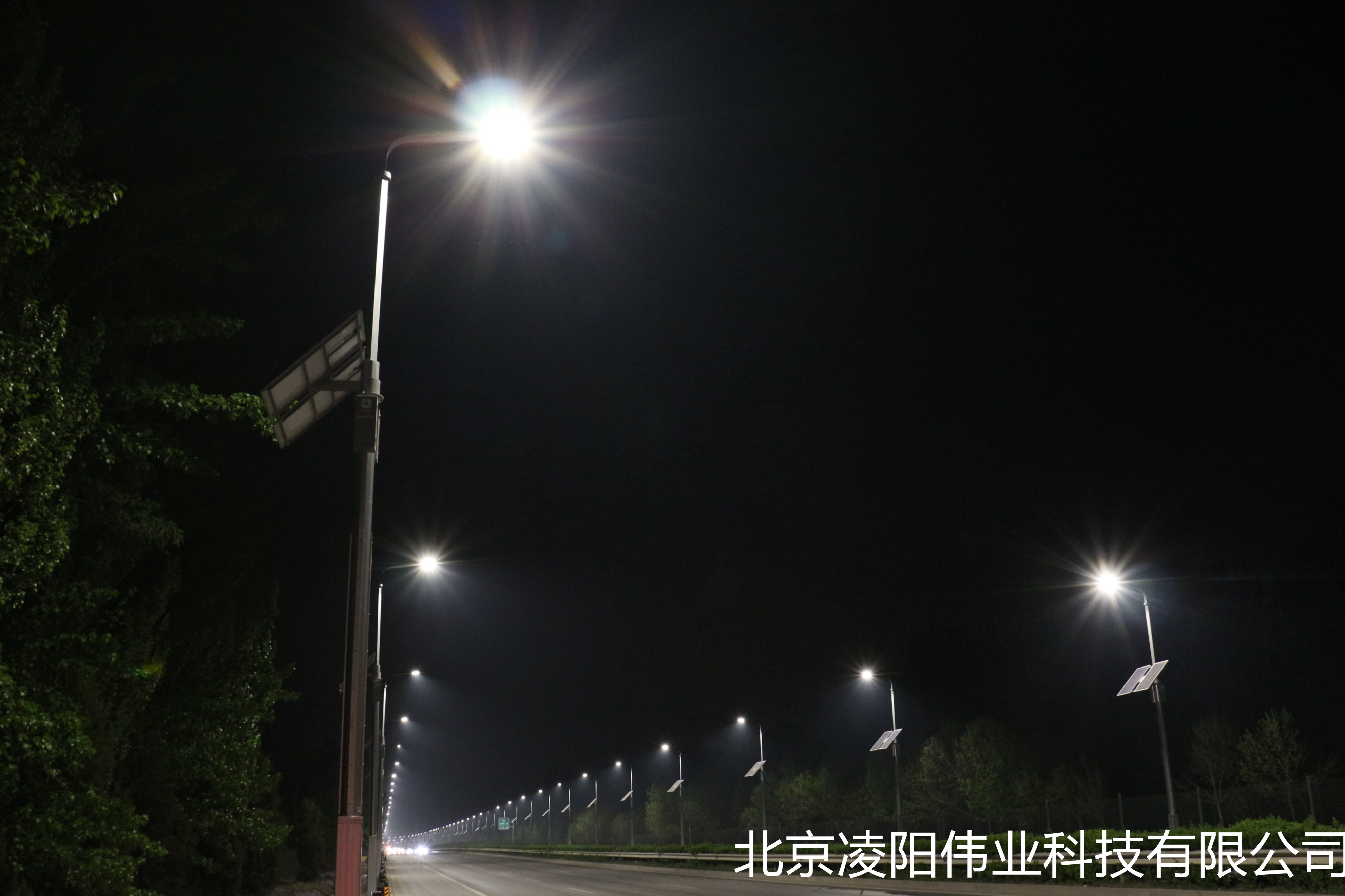 新型太阳能路灯展示,太阳能新路灯视频