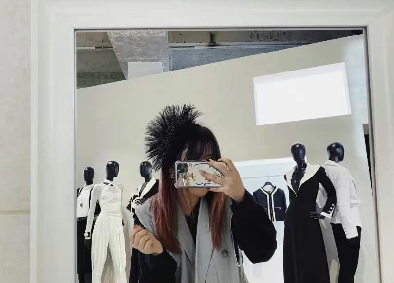 顶流卖丑大翻车！11万的透视裤、露奶衫，25万的飞机包，狗都不买