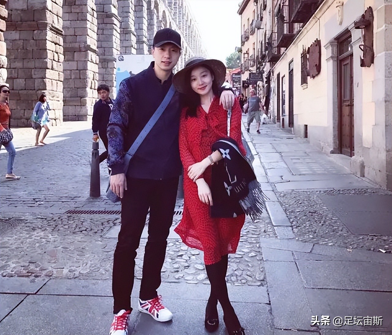 马龙携娇妻同游环球,马龙陪老婆旅游