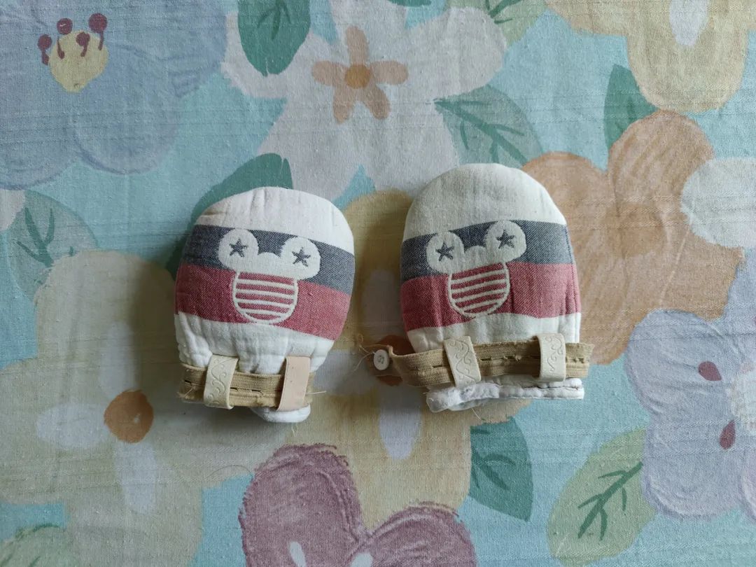 男童喜咬手指甲被诊为自毁容貌症,5岁男孩患自毁容貌症