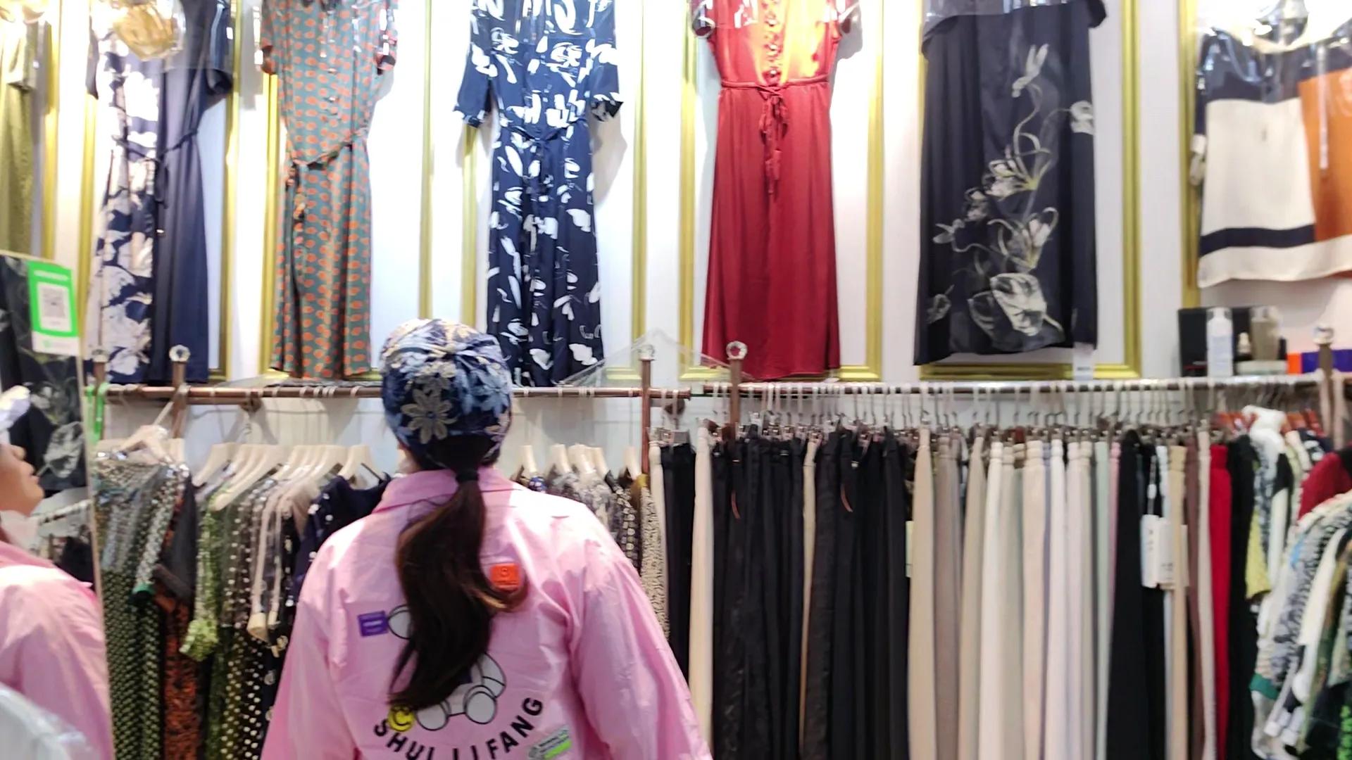 买了个寂寞，魔都衣服好贵啊，俩个中年少女的一天