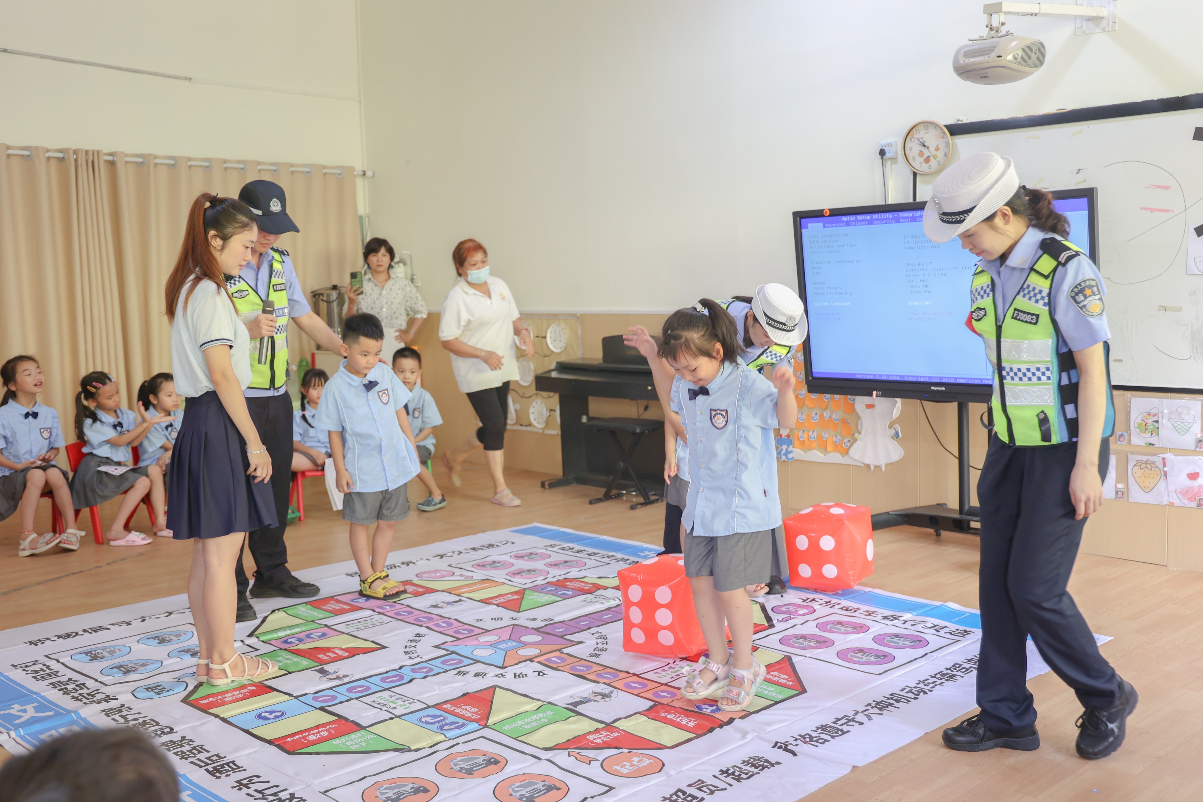 学标识，讲交规，庆“六一”儋州公安交警进幼儿园安全守护伴“童”行