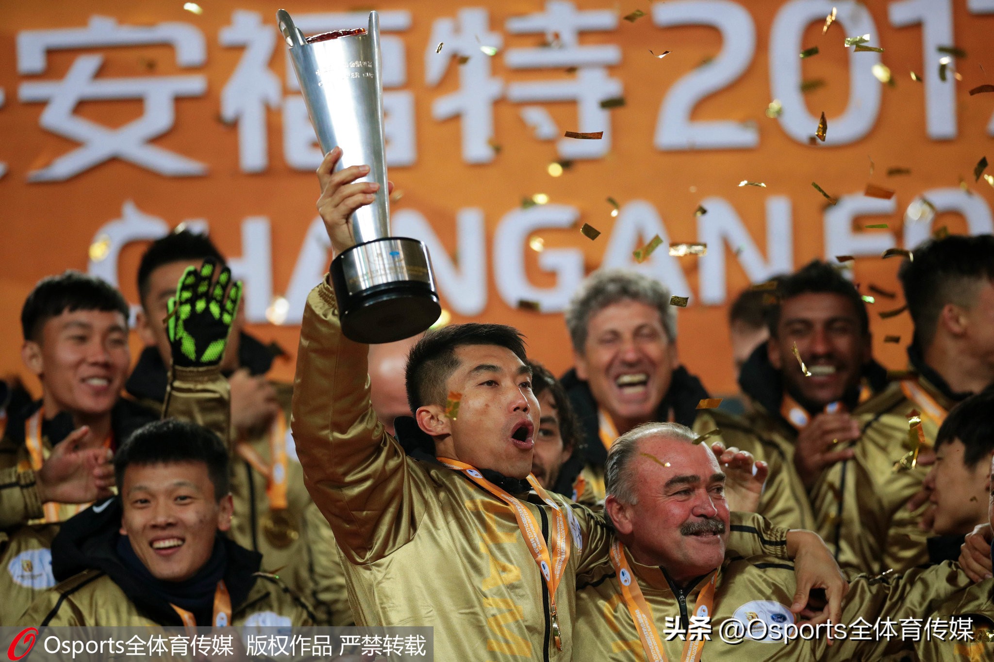 广州足球队宣布郑智担任一线队主教练回顾郑智职业生涯照