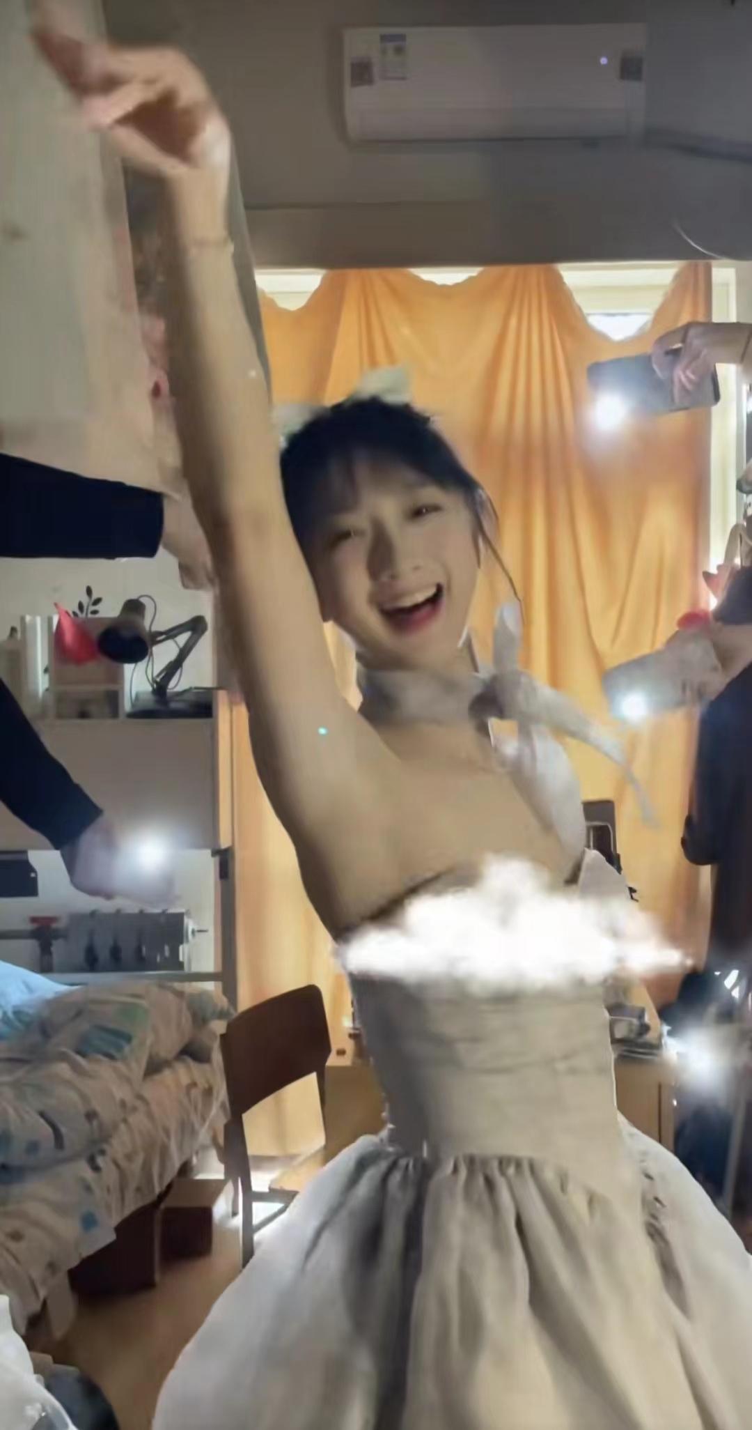 00后大学生又来“整活”了，自创校园低成本舞台，比绝望文盲出彩