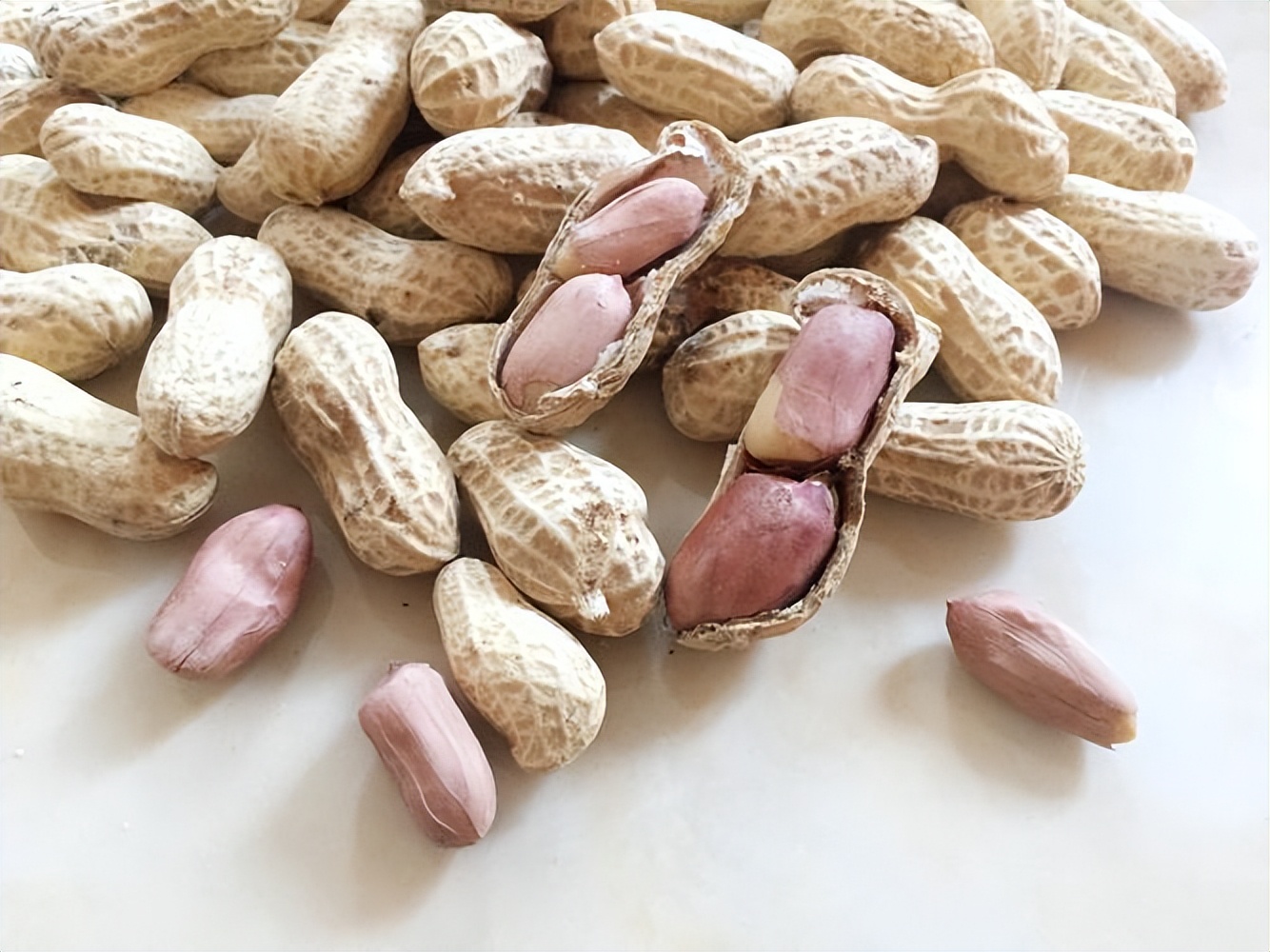 花生能导致骨质疏松吗,花生吃太多会引起骨质疏松吗