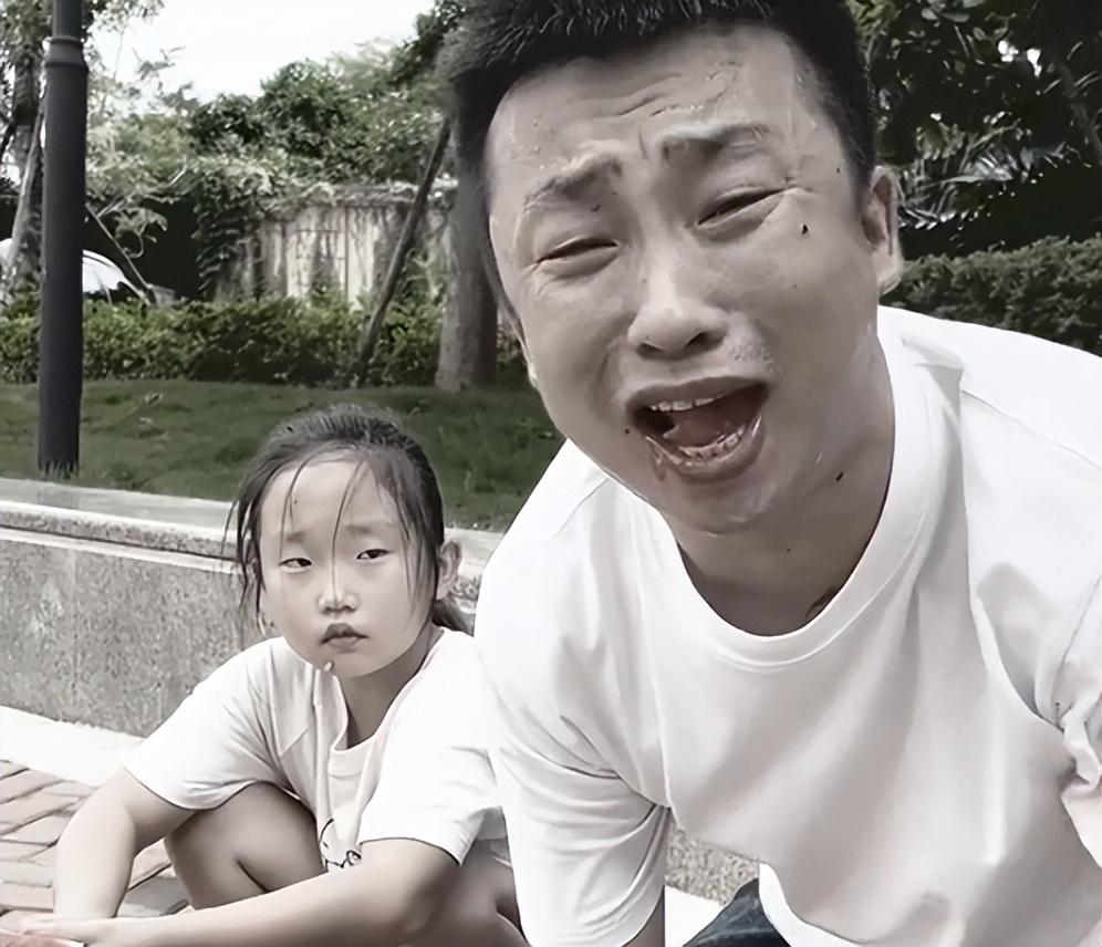 9岁小网红沦为赚钱工具,父母离婚后仍不间断更新,掉钱眼里了?