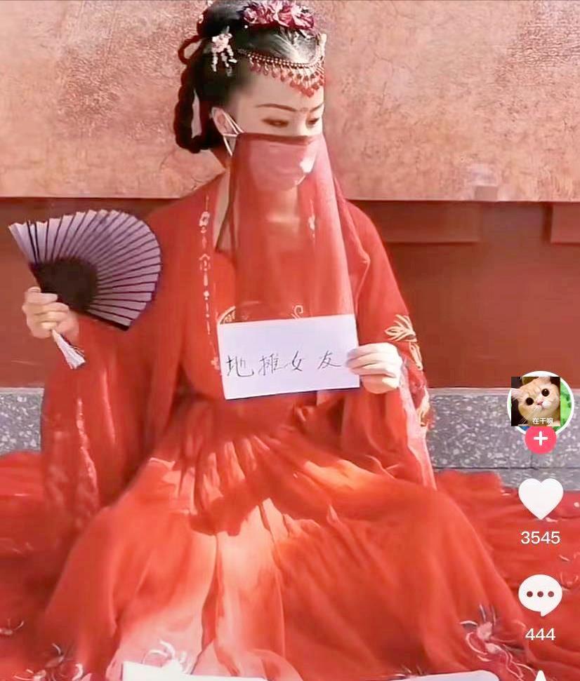 深圳街头惊现地摊女友,深圳街头女孩给钱拥抱男友