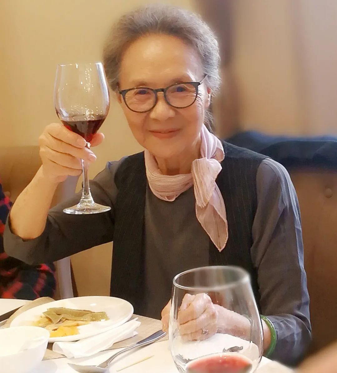 吴彦姝优雅美照,吴彦姝84岁优雅走红毯视频爆棚