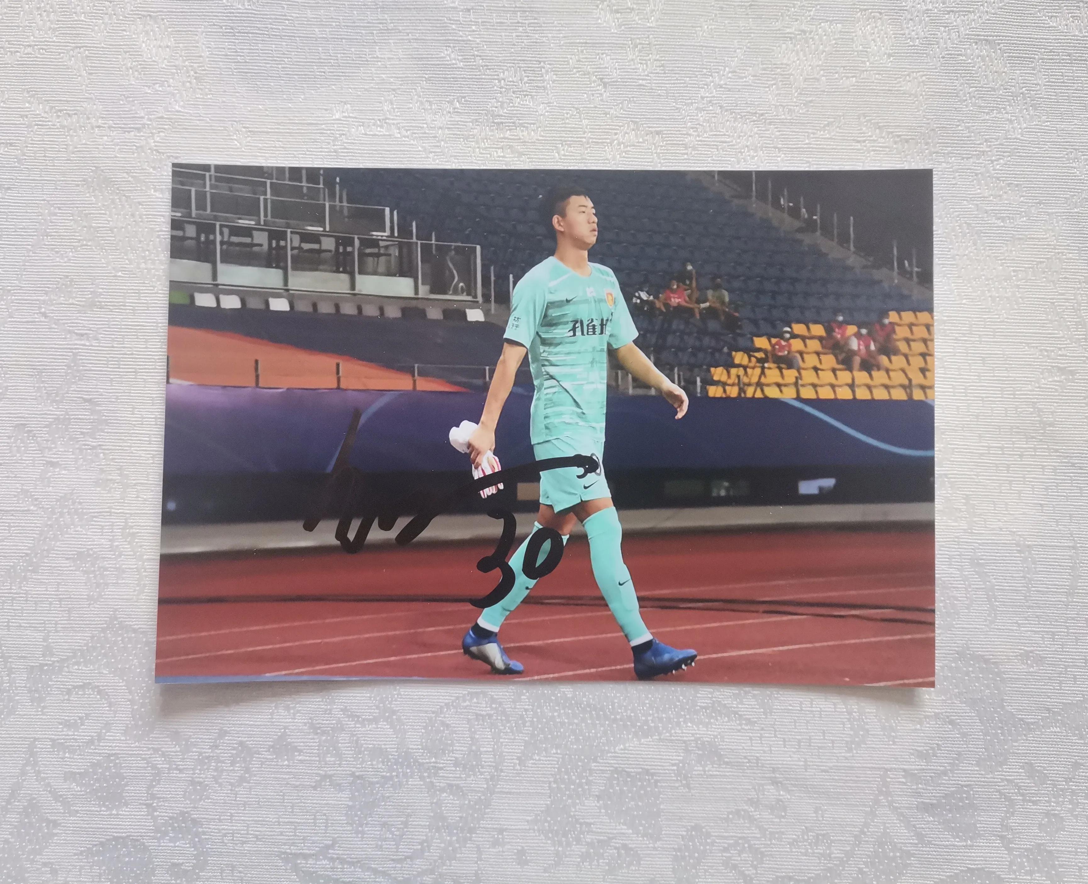 鲍亚雄低级失误将球扑进自己球门,河北队门将鲍亚雄