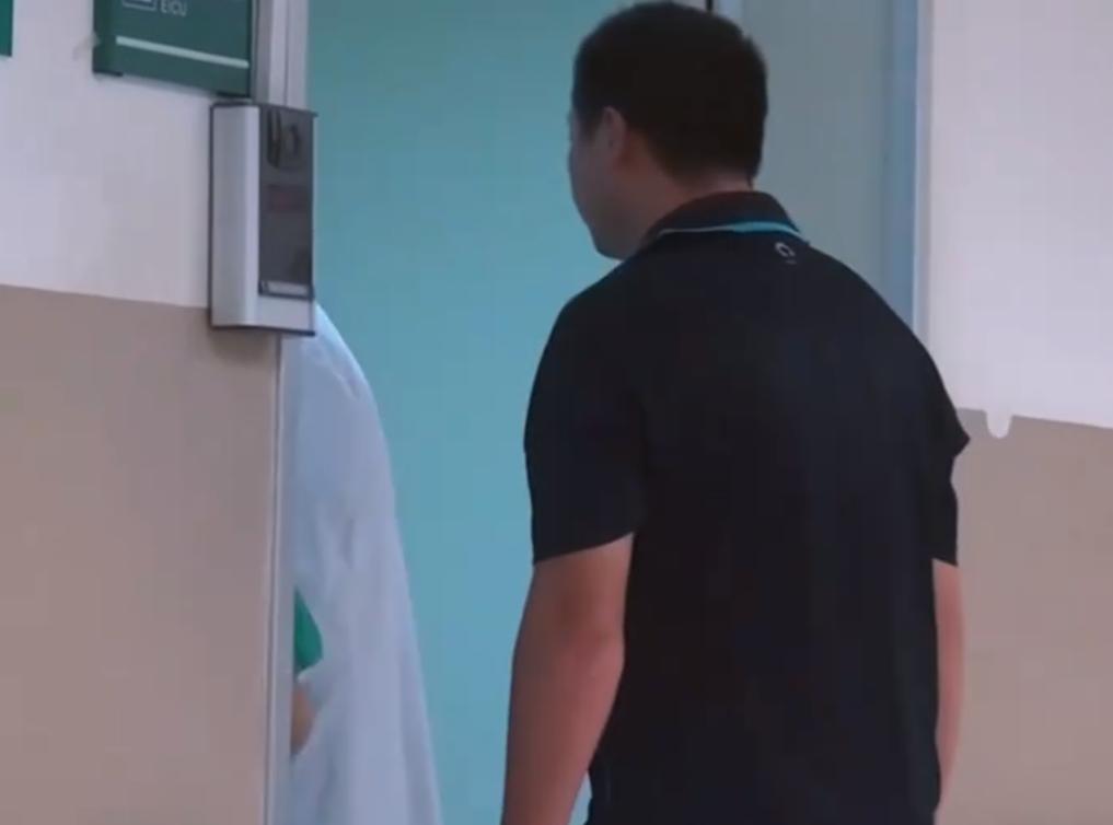 53岁父亲遭受车祸九死一生,父亲被卡车拦腰碾压救活了吗