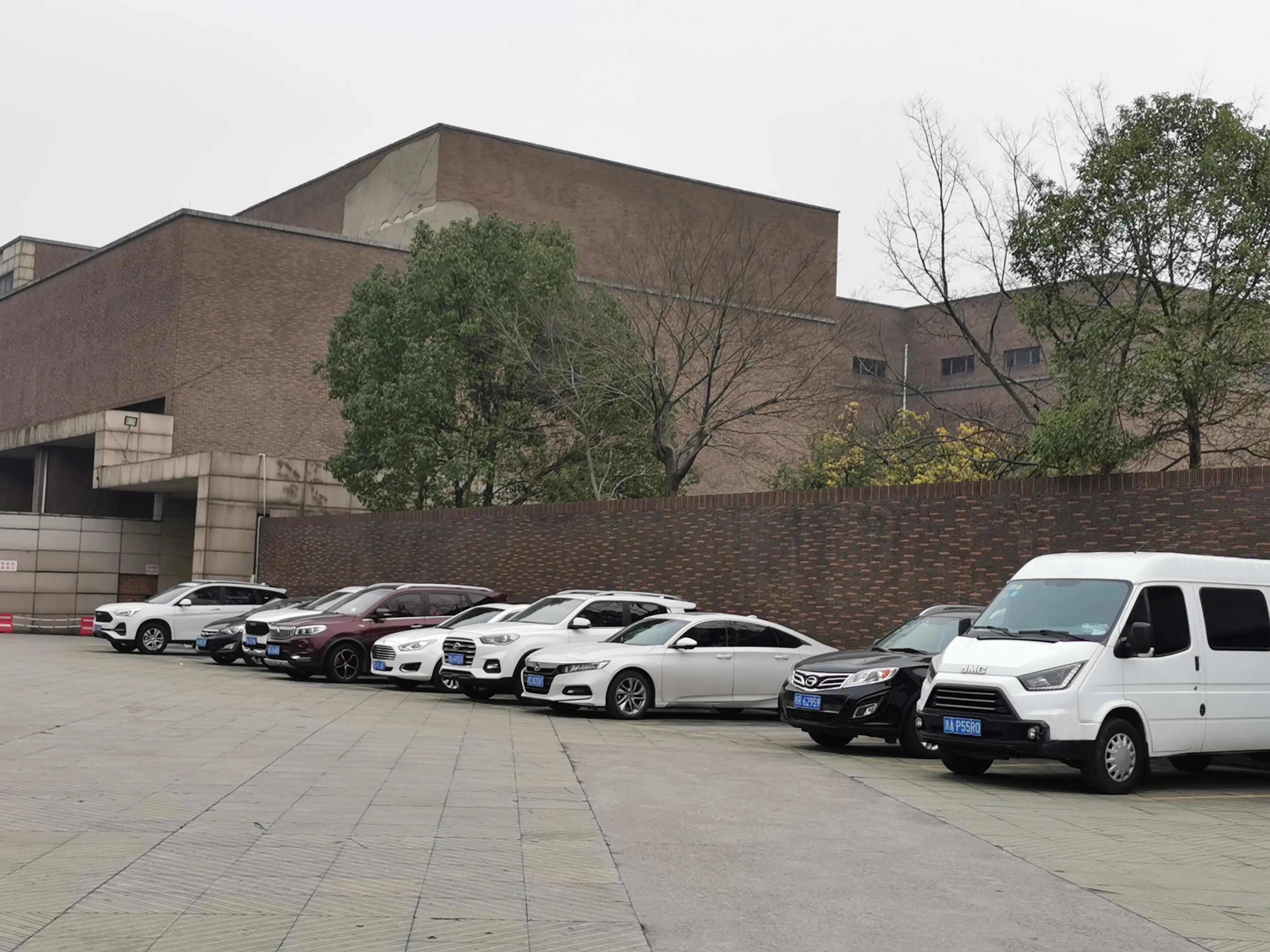 临近春节服装店铺,春节临近服装包邮到家