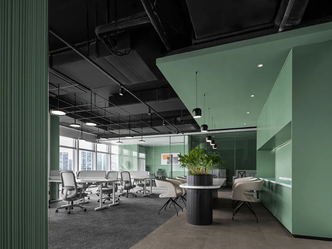 “打翻了”调色盘设计的办公室原来长这样！