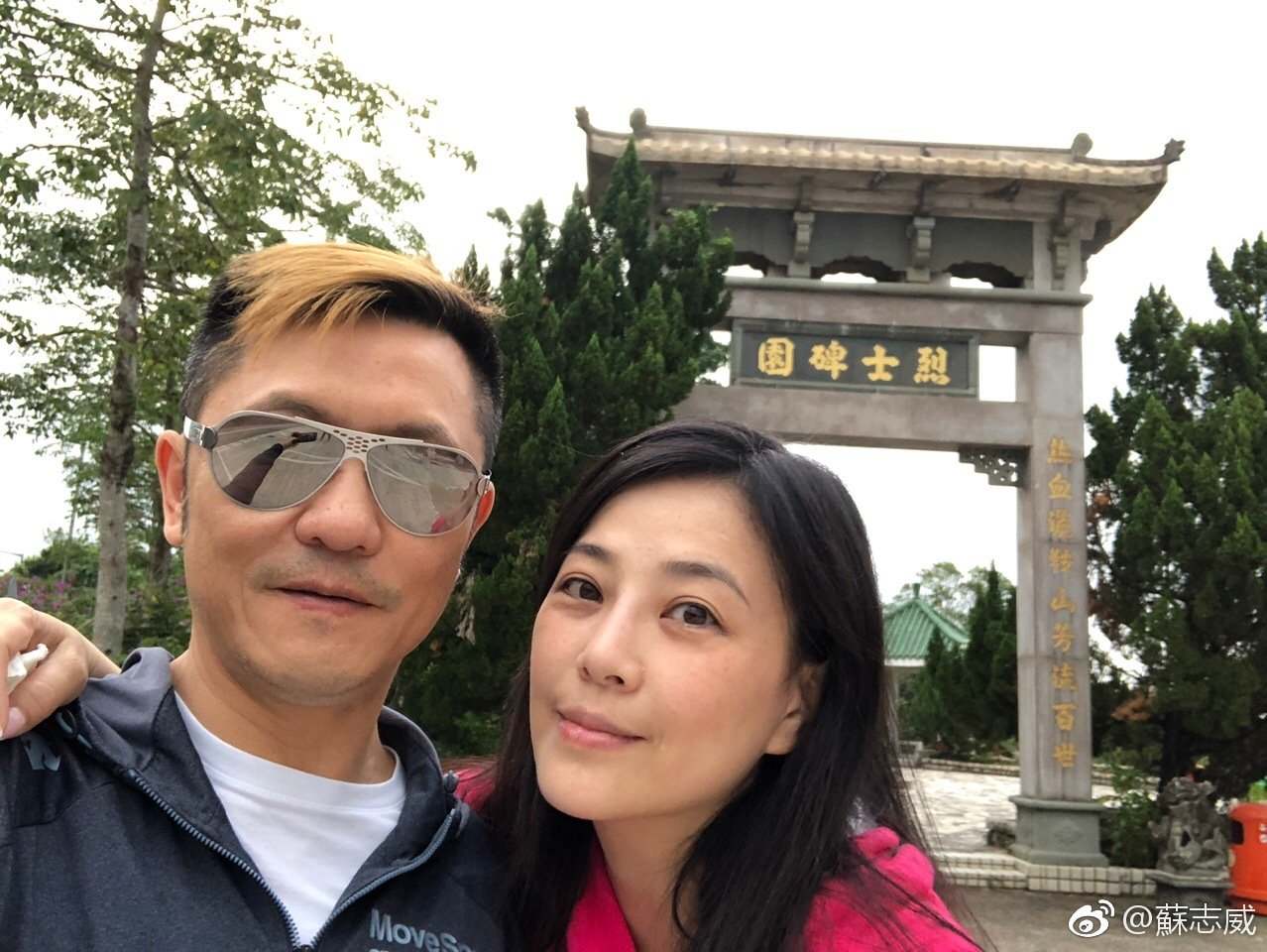 被骂自私又无知！著名港星晒宠物神器遭狂轰，为自家犬使用驱狗器