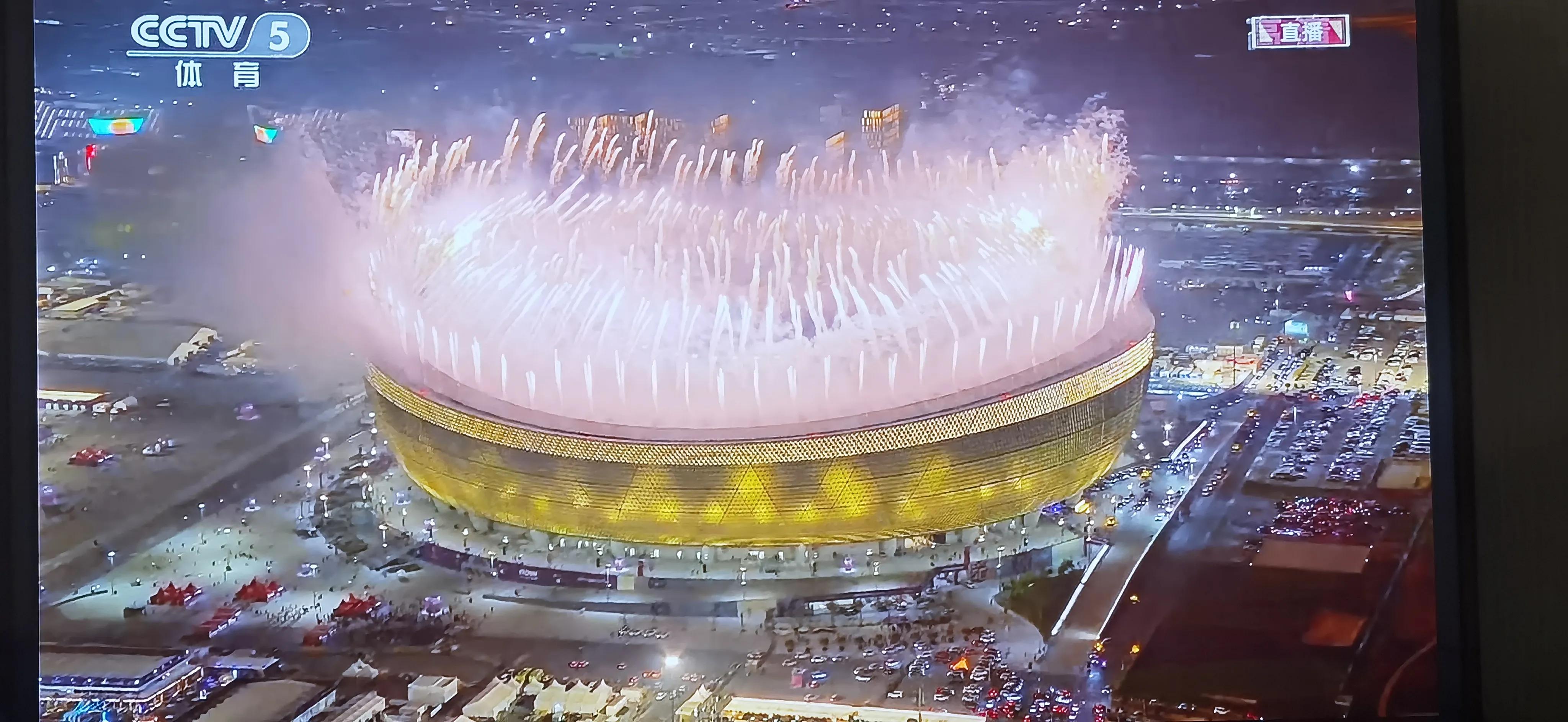 阿根廷夺冠梅西捧起大力神杯,阿根廷三夺世界杯冠军