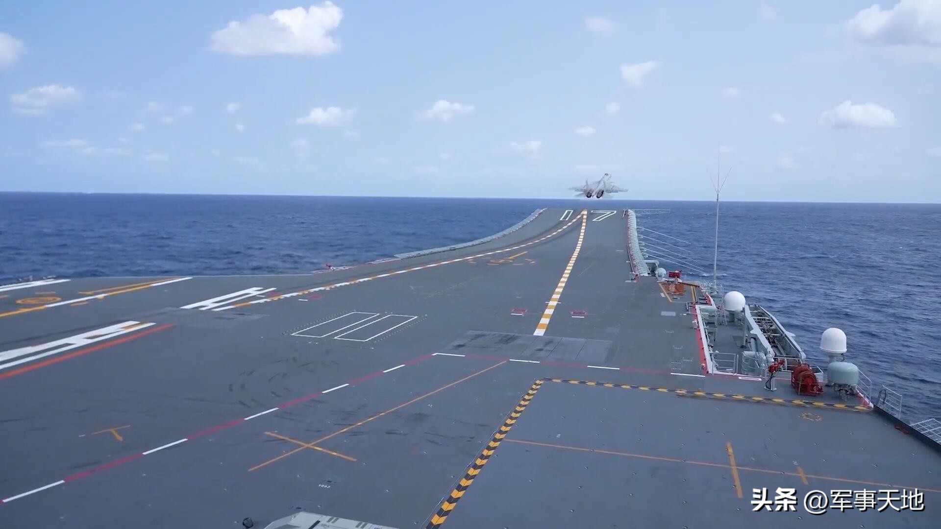 山东舰满载歼15出海练兵,山东舰航母编队台海