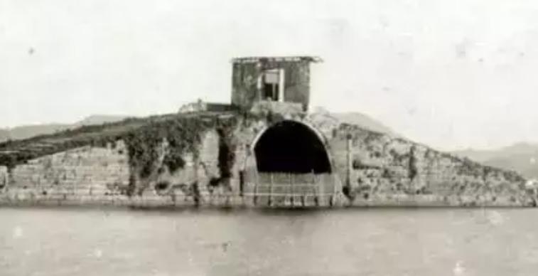 日本暴行老照片,日军女子拍照