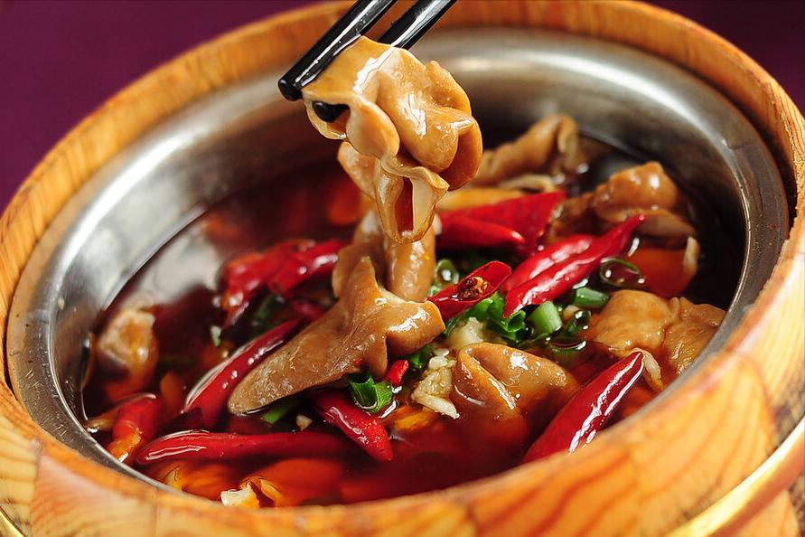 女屠夫清洗猪大肠,屠夫清理猪大肠