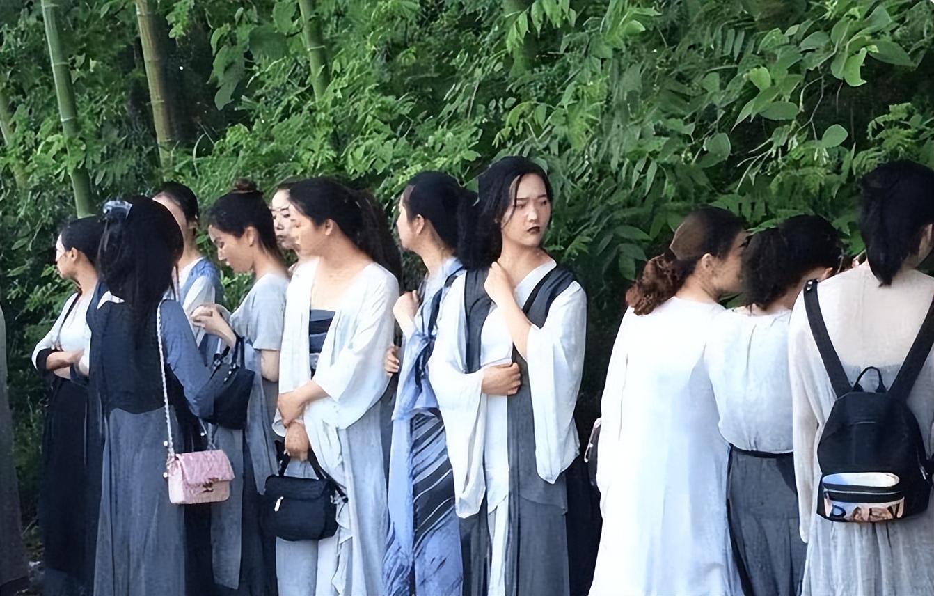 横店群演的悲惨事件,20万横店群演现状美女成群