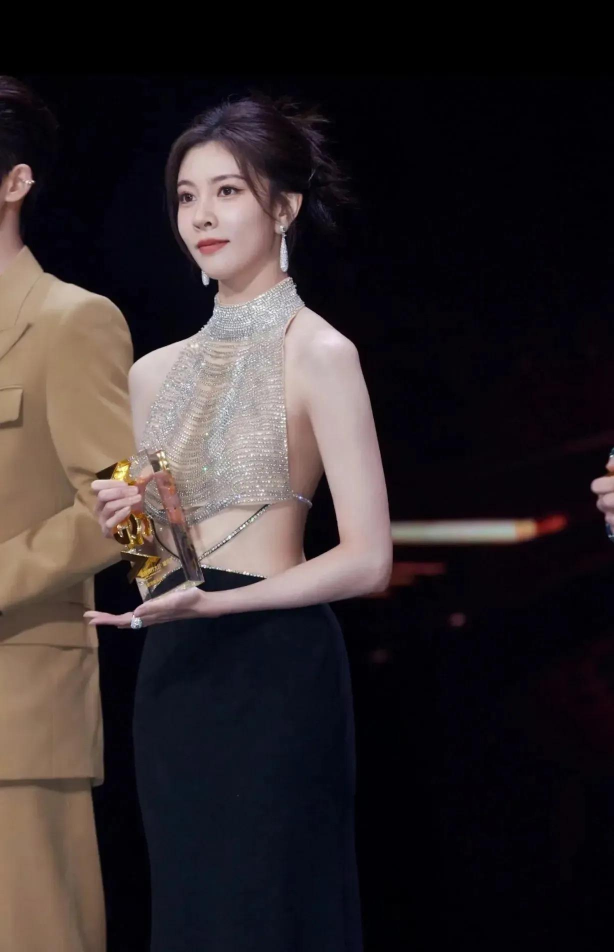 这衣服怎么穿内衣呀?不穿内衣怎么挺起来啊?