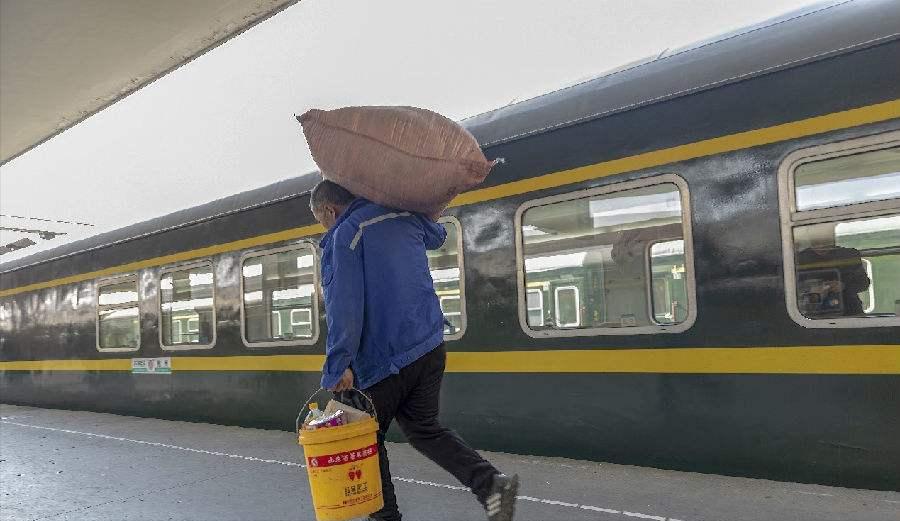 山东66岁老人自办活人出殡,山东省一位66岁老人办活人葬礼