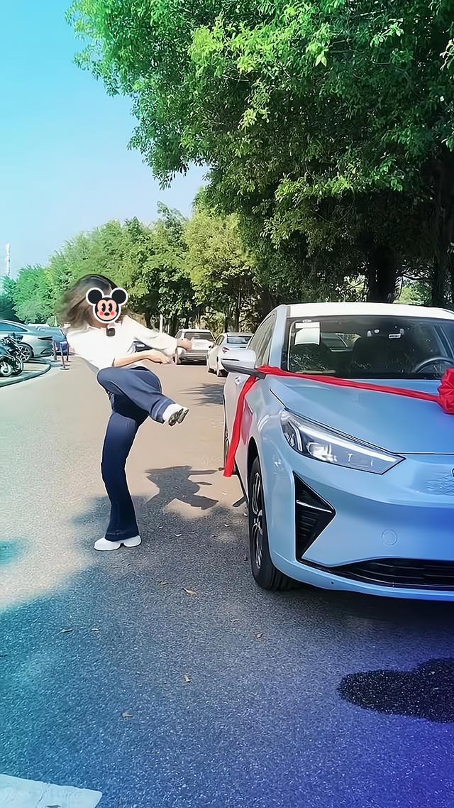 一女子买新车,兴奋过度在车辆旁边跳舞,就连锁个车都要摆姿势