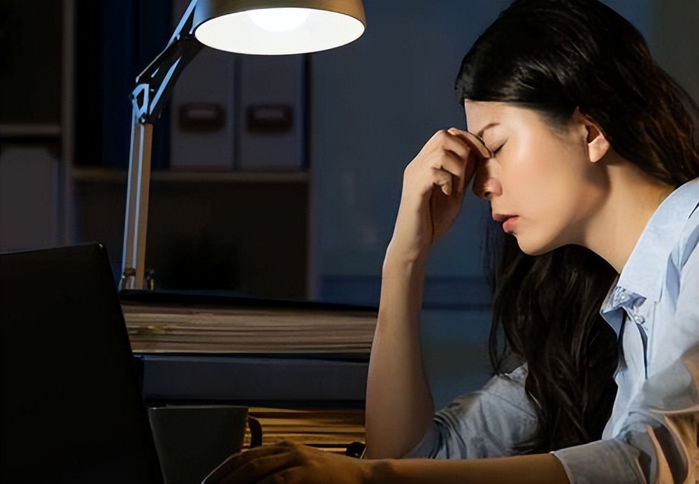 女性经期排出来的血块是什么原因,中年女性大姨妈来有血块怎么回事