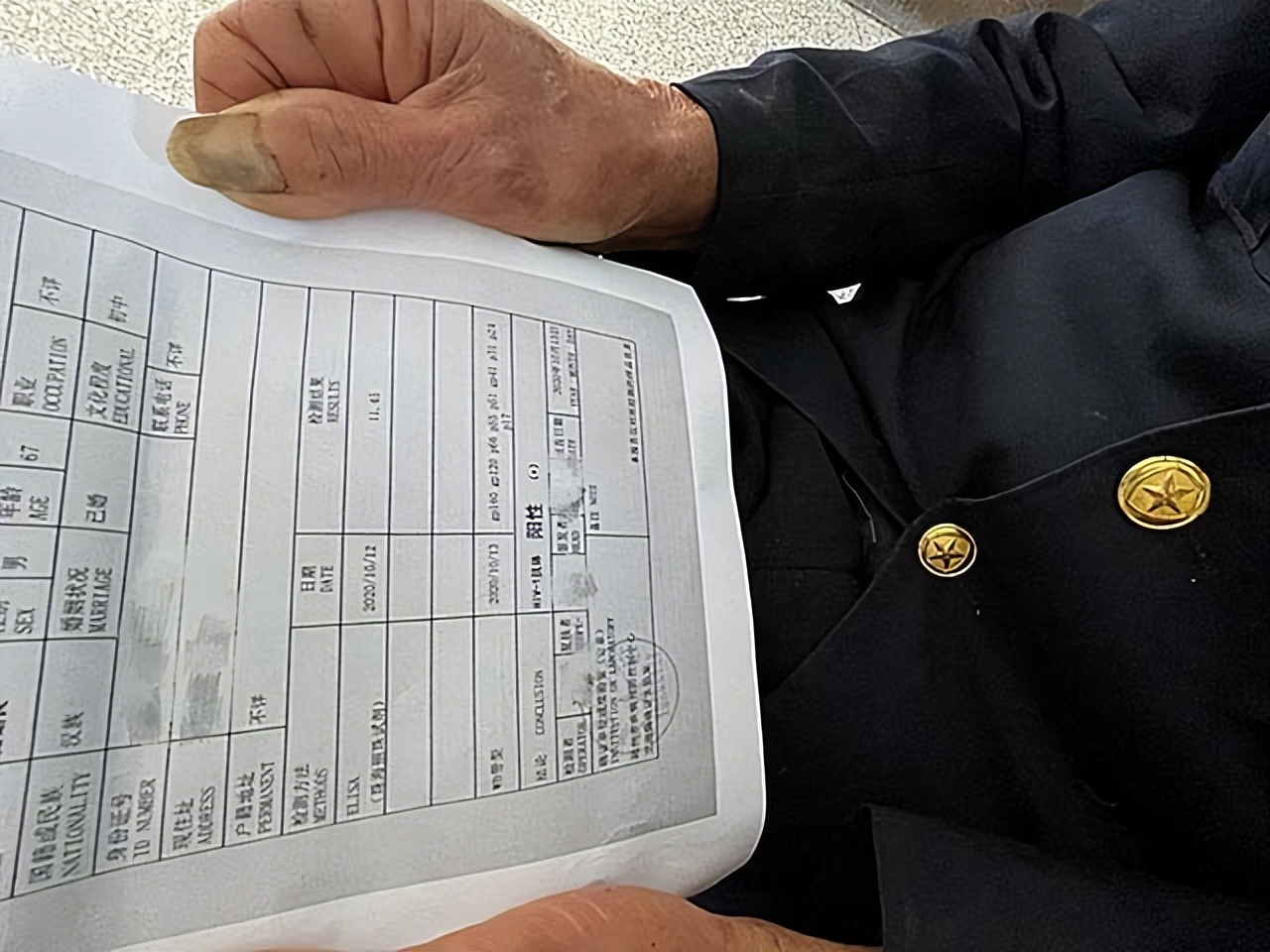 80岁老头艾滋病传染给老婆,艾滋病老年患者应不应该和家人讲