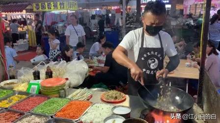 被裁员后的摆摊生活,女子被裁员摆摊一年赚三十万