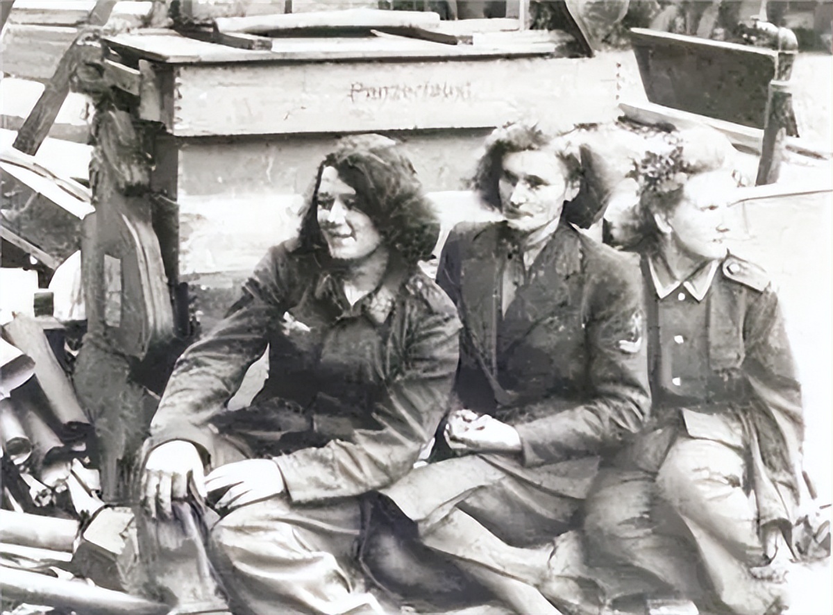 320名纳粹漂亮女兵：怕被苏军报复，狂欢后集体选择自杀