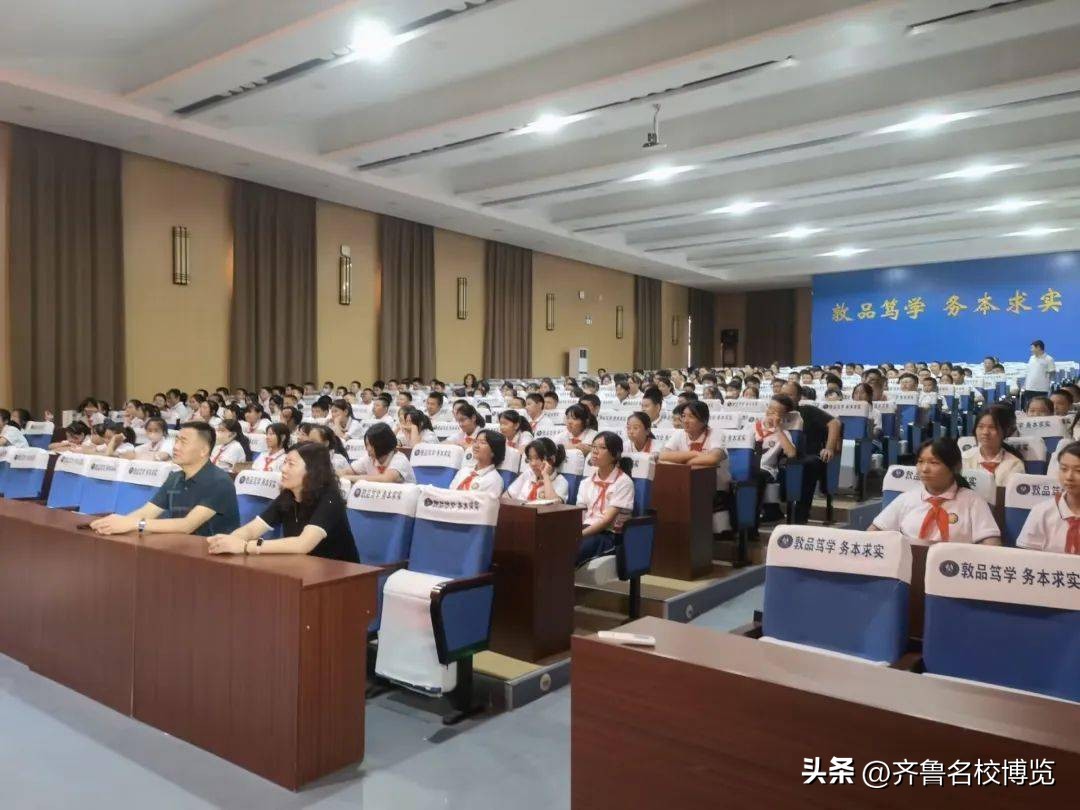 影领人生济南中学初一特色思政课《我和我的父辈》手抄报在线展览