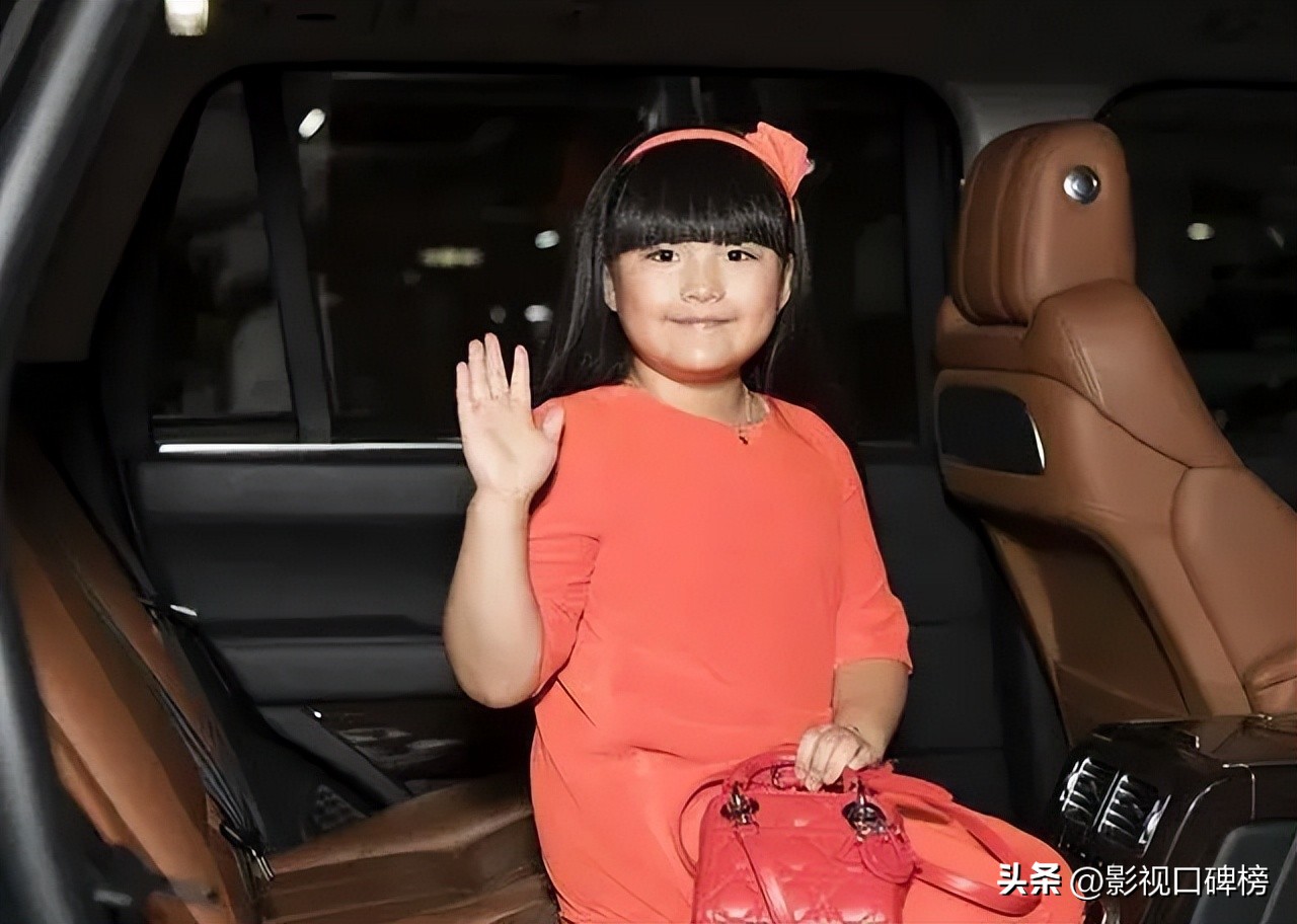 李湘全家现身英国,李湘和女儿在英国购物