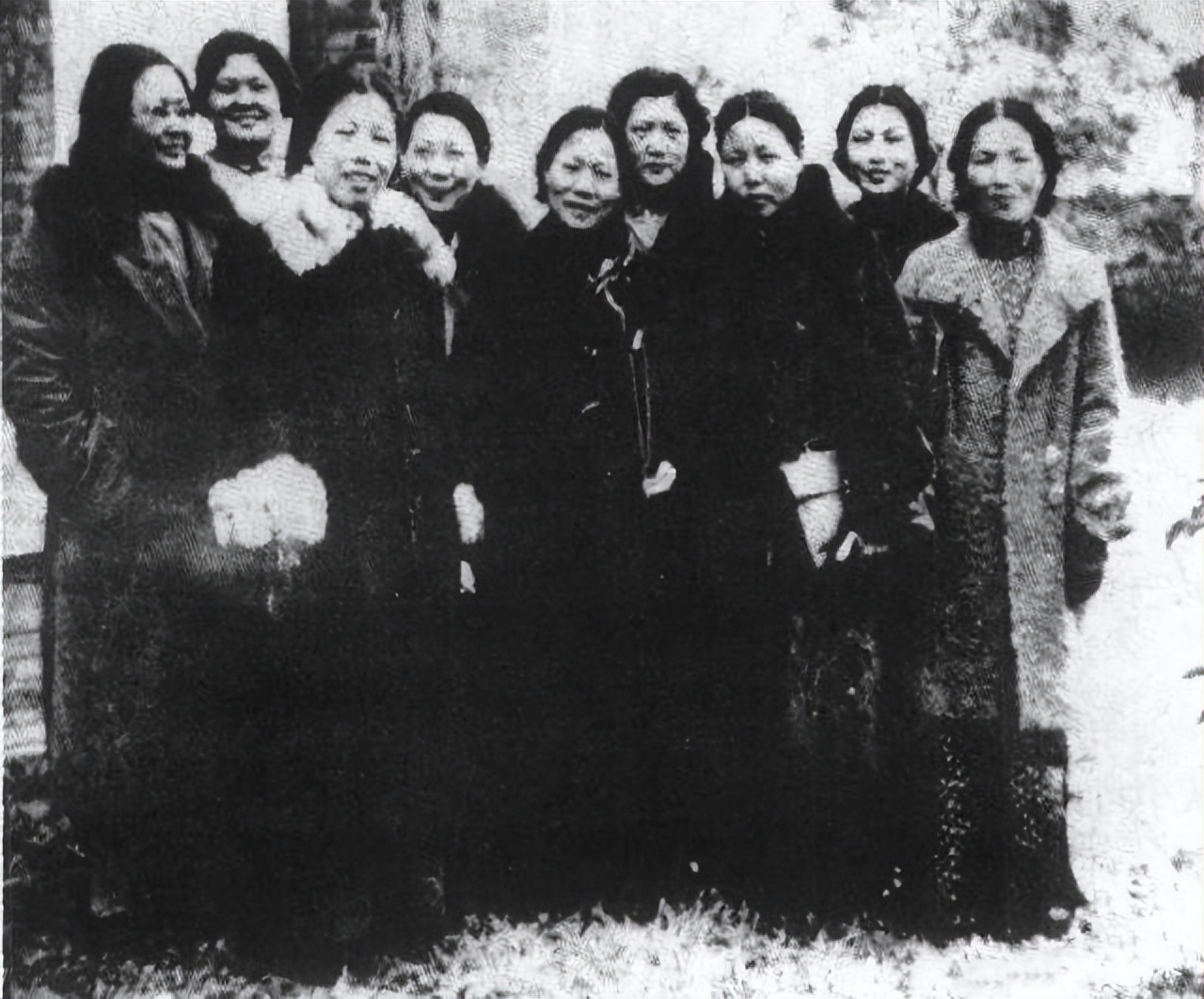 秘书回忆:因*颖超邓**属兔,84年八十大寿时,宋美龄送来一只水晶兔