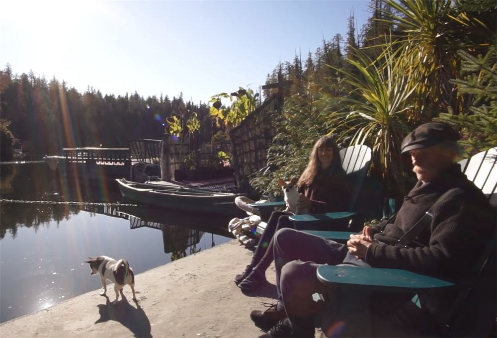 夫妻二人买下海岛过起隐居的生活,夫妻隐居小岛与世隔绝