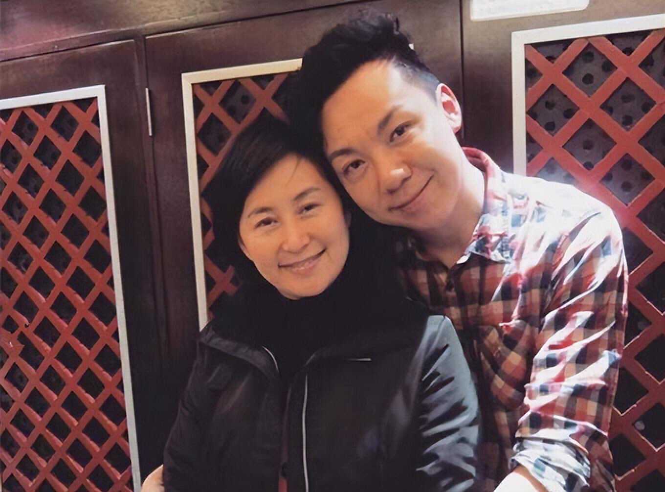 何超琼连续3年为异性好友庆生，打扮靓丽红光满面，两人深交30年