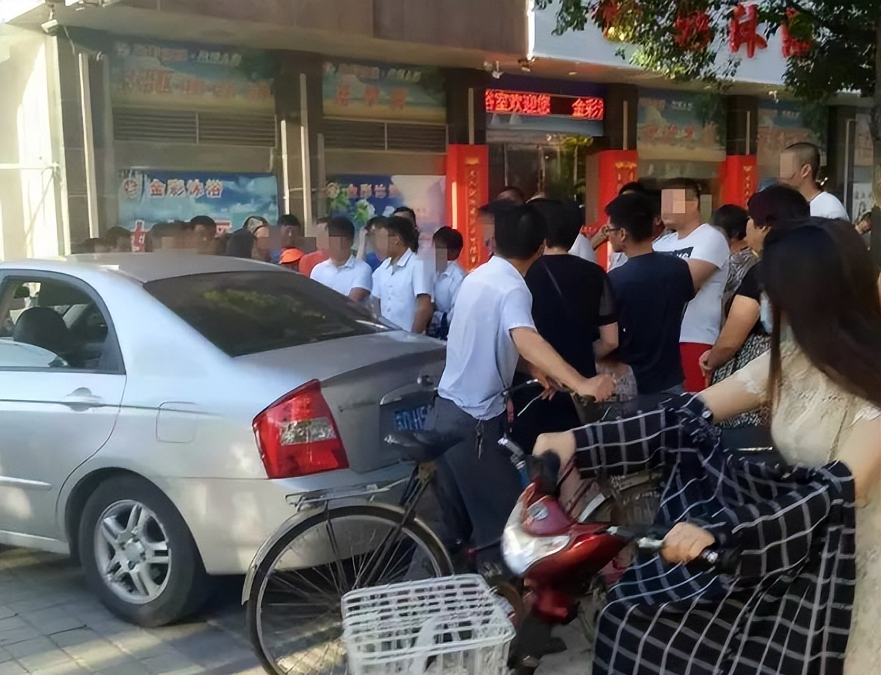 “别杀我,你想干什么都行”,云南男子强奸嫂子出狱后,当街报复